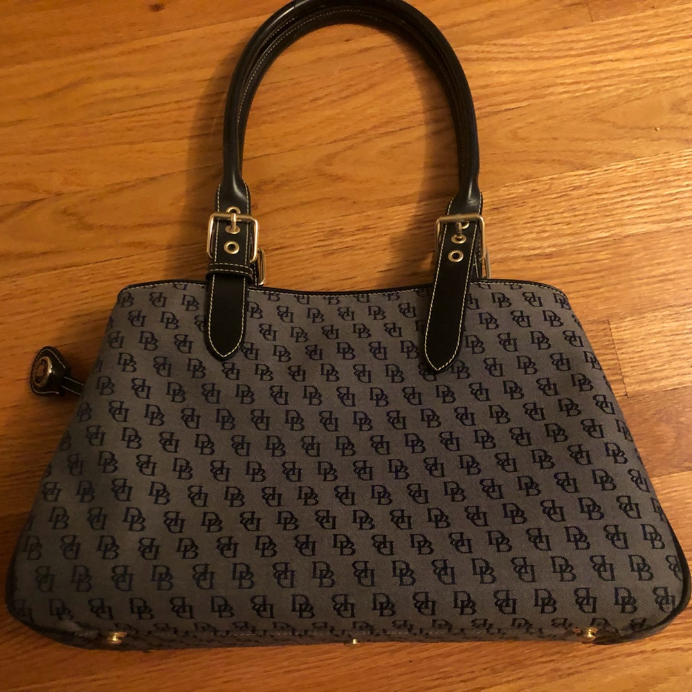 Dooney and Bourke purse (like new)